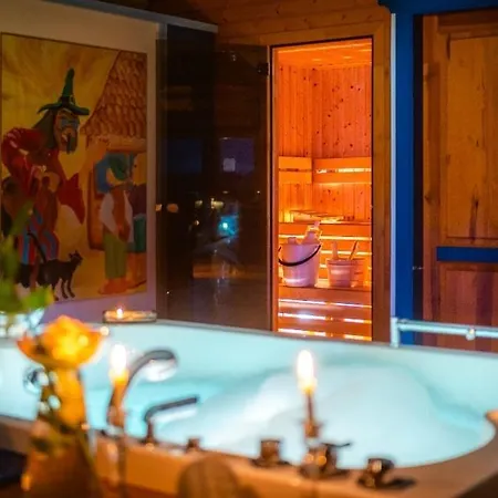 With Hot Tub And Sauna With Beautiful Views فيلة Stranske